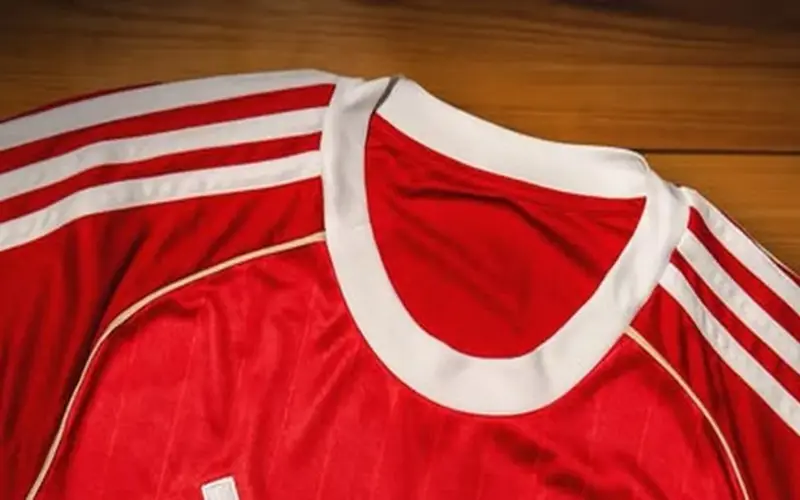 تفاصيل وألوان قمصان الأهلي في الموسم القادم.. وموعد الإعلان